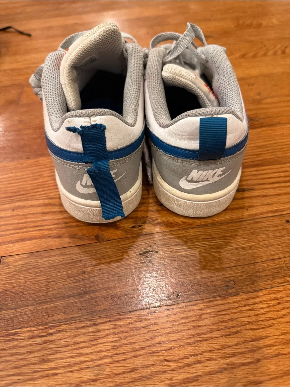 size 4.5 Nike Kids Low-Top Sneakers in White, Light Gray & Blue use good con
